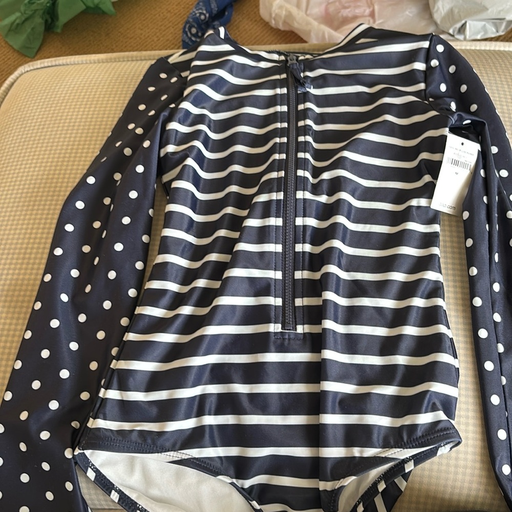 Girls gap rash guard swimsuit nwt size medium